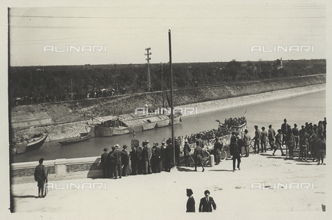 FAQ-F-000611-0000 - Demonstration along the river Ronego, Noventa Vicentina - Date of photography: 1900-1910 - Alinari Archives, Florence