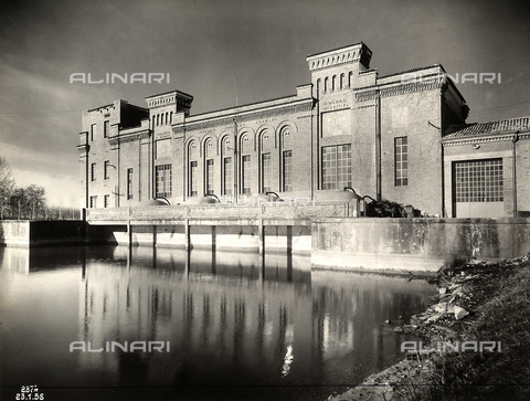 FAQ-F-000865-0000 - The Centrale Idrovora Termine of the Consorzio Bonifica Ongaro Inferiore, built by the Ferrobeton builing company - Date of photography: 23/01/1958 - Alinari Archives, Florence