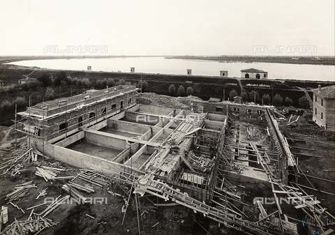 FAQ-F-001192-0000 - Construction of the Ferrara Aqueduct by the Ferrobeton building company: coagulation, purification, filtering and collection stations in Pontelagoscuro - Date of photography: 1928 - Alinari Archives, Florence