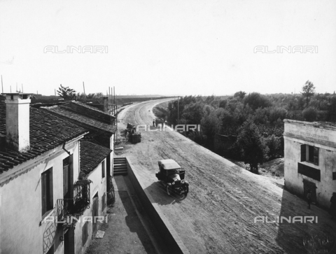 FAQ-F-001814-0000 - A section of road in the town of Garofalo, Province of Venice - Date of photography: 1930 ca. - Alinari Archives, Florence