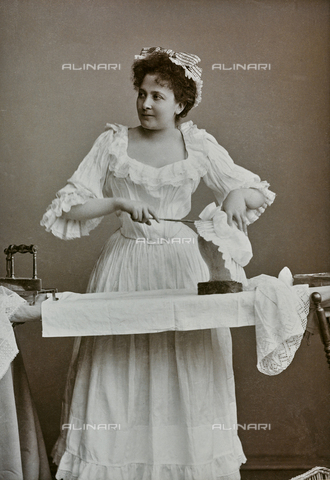 FBC-F-000557-0000 - Portrait of a woman ironing - Date of photography: 1905 ca. - Alinari Archives, Florence