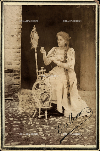 FBC-F-001877-0000 - Portrait of a young woman spinning wool - Date of photography: 1900 ca. - Alinari Archives, Florence