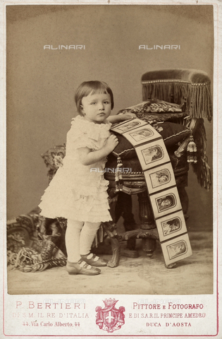 FBC-F-002191-0000 - Portrait of a little girl holding an open photograph album - Date of photography: 1900 ca. - Alinari Archives, Florence