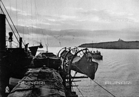 FBQ-A-006147-0009 - L'Isola della Maddalena fotografata dal ponte di una nave traghetto - Data dello scatto: 1911 ca. - Archivi Alinari, Firenze