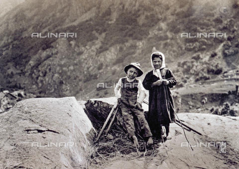 FBQ-A-006147-0015 - Due piccoli montanari in umili abitini posano su un pendio roccioso nei pressi di Sant'Anna di Valdieri - Data dello scatto: 1911 ca. - Archivi Alinari, Firenze