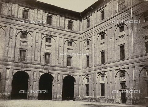 FBQ-A-006155-0013 - Il cortile del Palazzo della Pilotta a Parma - Data dello scatto: 1865 ca. - Archivi Alinari, Firenze