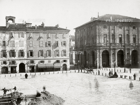 FBQ-A-006155-0017 - Piazza Garibaldi con il Palazzo Comunale a Parma - Data dello scatto: 1865 ca. - Archivi Alinari, Firenze