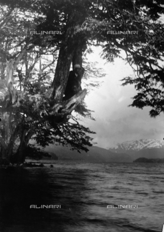FBQ-A-006185-0014 - Measures to establish the Chilean-Argentinian border: Lago Hermoso. Argentina - Date of photography: 1900 ca. - Alinari Archives, Florence