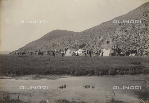 FBQ-A-006185-0018 - Measurements to establish the Chilean-Argentinian border: camp in the Chubut. Argentina - Date of photography: 1900 ca. - Alinari Archives, Florence