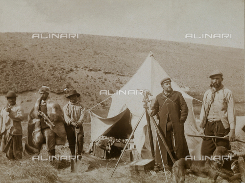 FBQ-A-006185-0032 - Measures to establish the Chilean-Argentinian border: camp in Chubut. Argentina - Date of photography: 1900 ca. - Alinari Archives, Florence