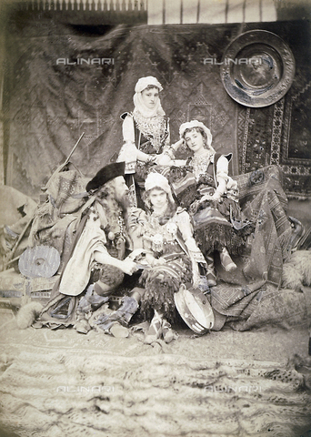 FBQ-A-006269-0009 - Ritratto della famiglia Agliani in abiti di scena - Data dello scatto: 1870 ca. - Archivi Alinari, Firenze