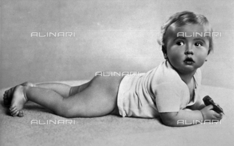 FBQ-F-000429-0000 - Portrait of a half nude infant lying on its stomach - Date of photography: 1920 -1940 - Alinari Archives, Florence