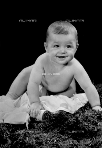 FBQ-F-000430-0000 - Ritratto di neonato nudo raffigurato nell'atto di gattonare. Il piccolo dal volto sorridente ha in mano un barattolo - Data dello scatto: 1930 -1950 - Archivi Alinari, Firenze