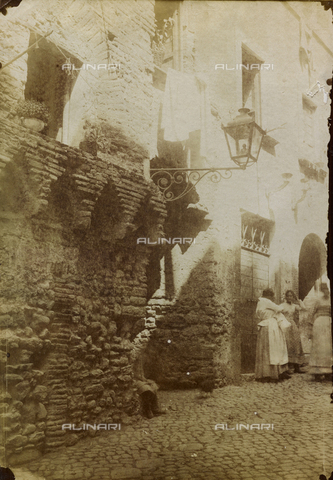 FBQ-F-001213-0000 - View of a lane in the old hamlet of Tivoli - Date of photography: 1882 -1887 ca. - Alinari Archives, Florence