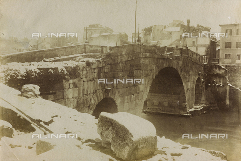 FBQ-F-001270-0000 - Ponte Cestio in Rome, after a snowfall. In the background a few houses can be seen - Date of photography: 1882 -1887 ca. - Alinari Archives, Florence