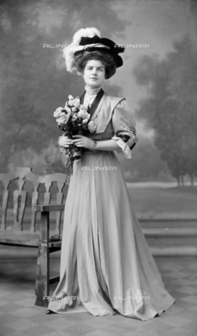 FBQ-F-001322-0000 - Full-length portrait of young lady in elegant clothes - Date of photography: 1904 - 1906 - Alinari Archives, Florence
