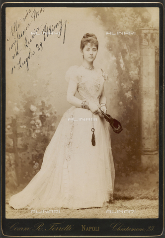 FBQ-F-001426-0000 - Ritratto a figura intera di giovane signora in eleganti abiti da sera - Data dello scatto: 1 Luglio 1889 - Archivi Alinari, Firenze
