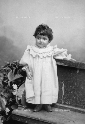 FBQ-F-001430-0000 - Small girl shown standing on a bench. She is wearing an elegant white dress - Date of photography: 22 Giugno 1894 - Alinari Archives, Florence