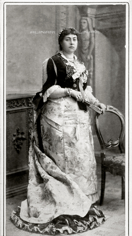 FBQ-F-001438-0000 - Ritratto a figura intera di signora in abiti da sera tardottocenteschi - Data dello scatto: 1884 ca. - Archivi Alinari, Firenze