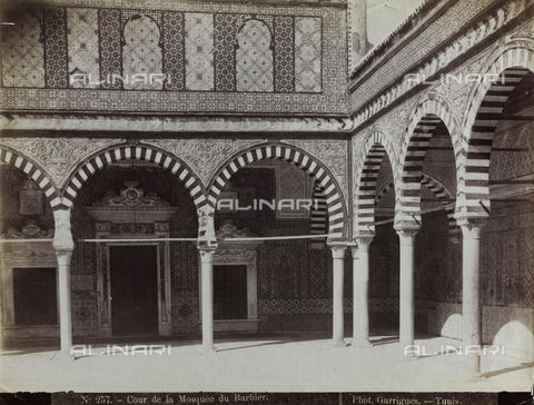 FBQ-F-001500-0000 - The courtyard of a mosque in Tunisi - Date of photography: 1860 -1870 - Alinari Archives, Florence
