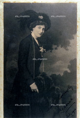 FBQ-F-001556-0000 - Three-quarter length portrait of the noble Lady Ginie Spinola in elegant attire with a plumed hat - Date of photography: 00/07/1910 - Alinari Archives, Florence