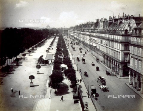 FBQ-F-001693-0000 - Rue de Rivoli and part of the gardens of les Tuileries in Paris. The picture was taken from the Louvre. Pedestrians and carriages are passing by - Date of photography: 1885 - 1895 ca. - Alinari Archives, Florence