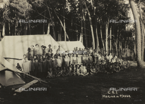 FBQ-F-001909-0000 - Portrait of a large group of children and entertainers in the pine grove of the summer camp of Marina di Massa (Italy) - Date of photography: 1930 -1940 ca. - Alinari Archives, Florence