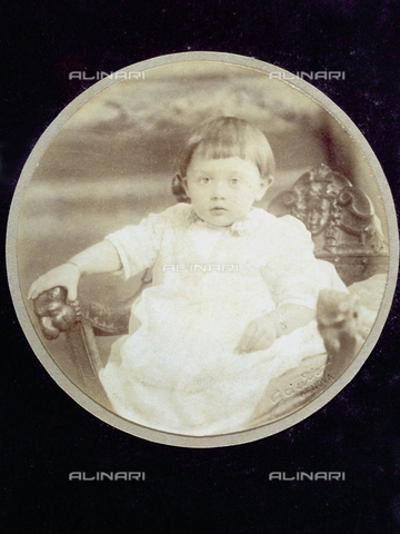 FBQ-F-002230-0000 - Portrait of the child Teresa Spinola in an elegant dress, sitting on a Savonarola chair - Date of photography: 1900 - 1910 - Alinari Archives, Florence