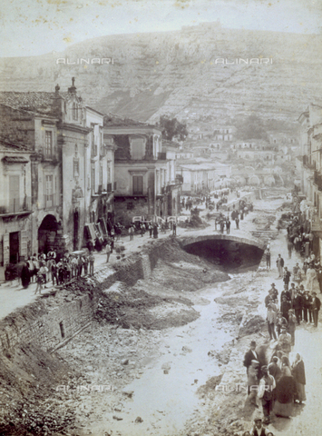 FBQ-F-002240-0000 - Modica after the flood of 1902. In the foreground the heavily damaged river bed - Date of photography: 16 Novembre 1902 - Alinari Archives, Florence