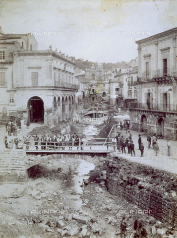 FBQ-F-002241-0000 - Modica after the flood of 1902. The banks of the river have been heavily damaged by tThe fury of the water - Date of photography: 16 Novembre 1902 - Alinari Archives, Florence