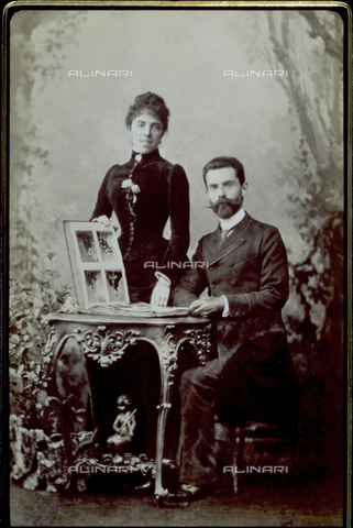 FBQ-F-002326-0000 - Studio portrait of a young couple, leafing through a photographic album - Date of photography: 1890 ca. - Alinari Archives, Florence