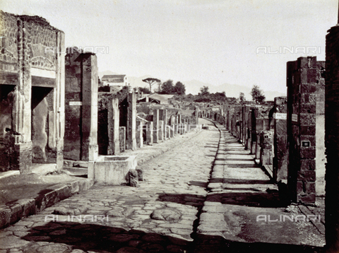 FBQ-F-002458-0000 - Pompei: view of Strada dell'Abbondanza - Date of photography: 1880 ca. - Alinari Archives, Florence