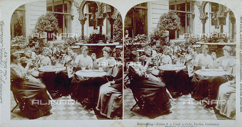 FBQ-F-002541-0000 - Group of young women making a toast sitting in a quiet cafè - Date of photography: 1880 - 1890 - Alinari Archives, Florence