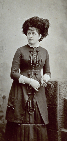 FBQ-F-002559-0000 - Three-quarter length portrait of a young Lady in day dress and a plumed hat - Date of photography: 1880 -1890 - Alinari Archives, Florence