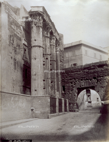 FBQ-F-002596-0000 - View of the Forum of Augustus in Rome. In the foreground the large columns of the Temple of Mars Ultor. In the background the so-called Arch Of the Pantani - Date of photography: 1865 - 1885 - Alinari Archives, Florence