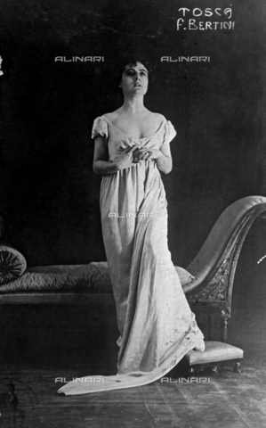 FBQ-F-004506-0000 - Ritratto a figura intera dell'attrice Francesca Bertini nel ruolo di 'Tosca' - Data dello scatto: 1923 ca. - Archivi Alinari, Firenze