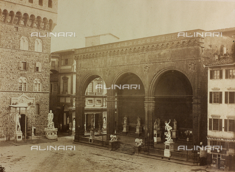 FBQ-F-004847-0000 - The Loggia dei Lanzi overlooking Piazza della Signoria in Florence. On the left, view of Palazzo Vecchio and the Uffizi Gallery - Date of photography: 1857 - Alinari Archives, Florence
