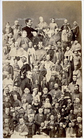 FBQ-F-004934-0000 - Fotomontaggio ritraente un folto gruppo di religiosi costituito da alti prelati, papi, frati e monsignori - Data dello scatto: 1865 -1870 ca. - Archivi Alinari, Firenze