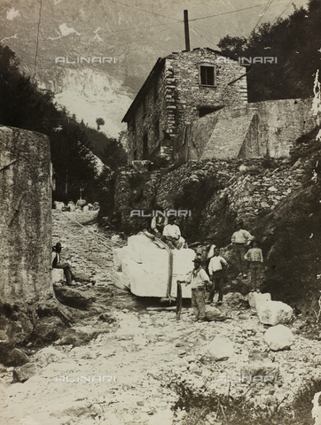 FBQ-F-006066-0000 - Portrait of a group of marble quarrymen transporting blocks of stone - Date of photography: 1900 - 1910 - Alinari Archives, Florence