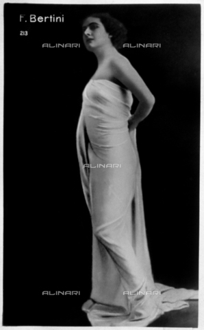 FBQ-S-004507-0001 - Ritratto a figura intera dell'attrice Francesca Bertini. L'effigiata indossa un elegante abito bianco - Data dello scatto: 1921 ca. - Archivi Alinari, Firenze