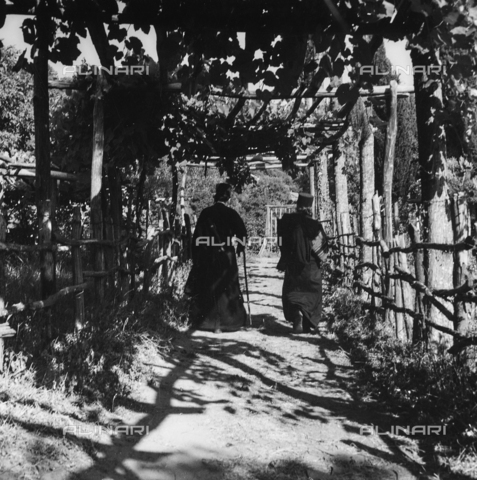 FCA-F-000134-0000 - Orthodox monks strolling in the garden, Mount Athos, Greece - Date of photography: 1950-1960 - Alinari Archives, Florence