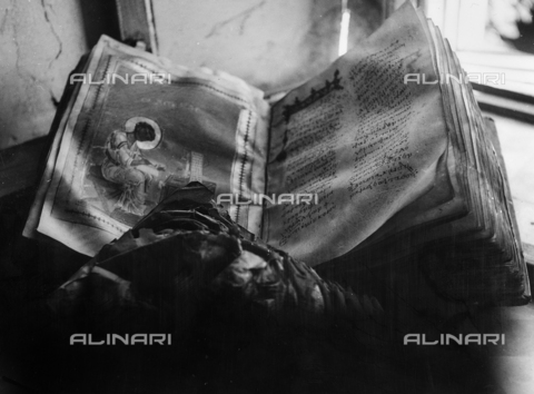 FCA-F-000136-0000 - Illuminated manuscript, Mount Athos, Greece - Date of photography: 1950-1960 - Alinari Archives, Florence