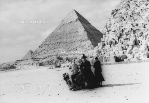 FCA-F-000146-0000 - Couple of travelers near the pyramids of Giza, Cairo - Date of photography: 1950-1960 - Alinari Archives, Florence