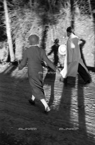 FCC-F-002668-0000 - Man and woman walking - Date of photography: 1933 - Alinari Archives, Florence