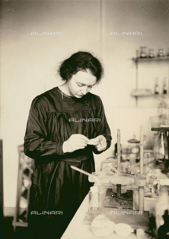 FCC-F-009521-0000 - Physicist, Irene Cury in her laboratory - Date of photography: 1925 ca. - Alinari Archives, Florence