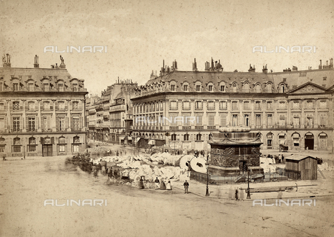 FCC-F-011178-0000 - The city of Paris: view of the Place Vendome with the Vendome Column pulled down by decree of the city, on instigation from the painter Gustave Courbet - Date of photography: 18/05/1871 - Alinari Archives, Florence