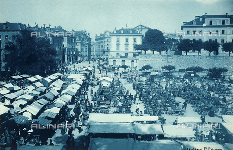 FCC-F-011688-0000 - Place de la Riponne a Losanna, il giorno del mercato - Data dello scatto: 1890 ca. - Archivi Alinari, Firenze