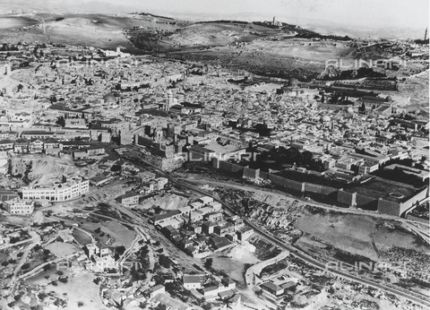 FCC-F-011736-0000 - Aerial view of the ancient city of Jerusalem. - Date of photography: 1939 ca. - Alinari Archives, Florence