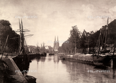 FCC-F-012240-0000 - View of the Port of Quimper, in France. The Cathedral of St-Corentin is visible in the background - Date of photography: 1890 ca. - Alinari Archives, Florence