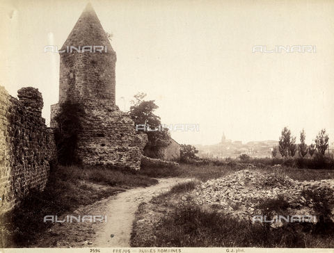 FCC-F-012264-0000 - The tower and section of the fortified walls from the Roman era, located in Fréjus, Provence, France - Date of photography: 1880 ca. - Alinari Archives, Florence